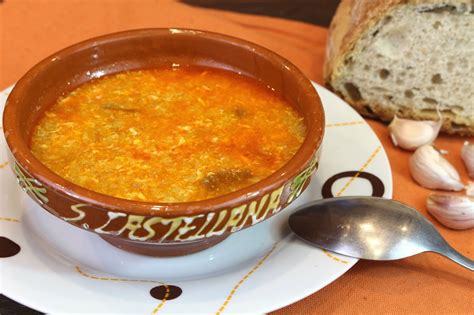 Esta preparación no sólo resulta reconfortable en invierno. Sopa de ajo o sopa castellana con Thermomix | Saltando la ...