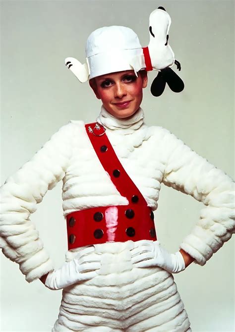 Twiggy Witn Snoopy 1967 Twiggy Fashion Mod Fashion Fashion Models