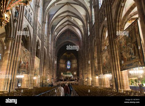 Lintérieur De La Cathédrale Notre Dame à Strasbourg Photo Stock Alamy