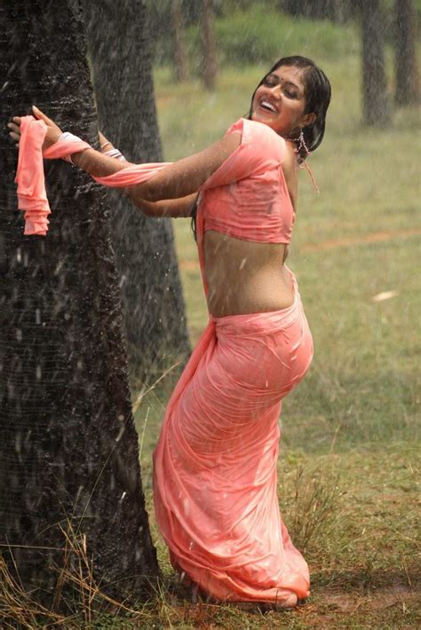 actress in wet saree hot naval show pics