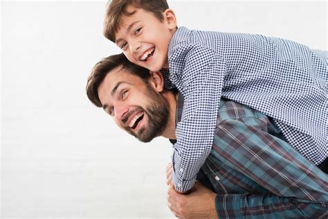 Feliz Hijo Abrazando A Su Padre Foto Gratis