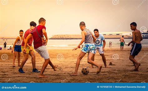 Groupe De Jeunes Adolescents Jouant Le Football Image éditorial Image