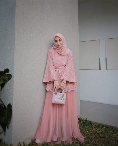 Warna dusty pink juga asyik dipadupadankan dengan warna emas yang biasanya cukup rumit untuk dimunculkan. Jilbab Untuk Kebaya Warna Dusty Pink - Hijab Muslimah