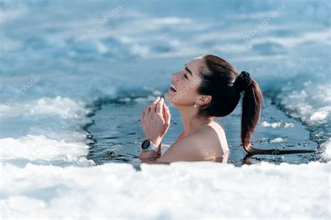 Chica Con Bikini Y Un Reloj En El Agujero De Hielo Del Lago Congelado