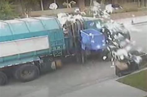 This Garbage Truck Fail Made It On Americas Funniest Home Videos