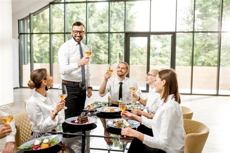 Hombres De Negocios Durante Un Almuerzo En El Restaurante Imagen De