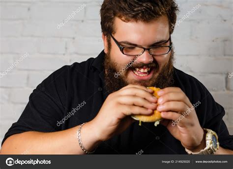Hombre Gordo Comiendo Hamburguesa Codiciosamente Sobre Fondo Pared Ladrillo Blanco Fotograf A