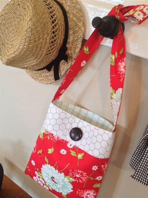 This Pretty Shoulder Bag Is Perfect For Beginners Quilting Digest