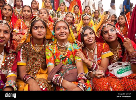 Entziffern Fünf Gehorsam Traditionelle Kleidung In Indien Wunder Notwendigkeit Rolltreppe