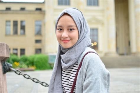 Pertama sekali, setiap gadis kelihatan lebih menarik dengan senyuman. Cara Cantik Alami dan Menarik Perhatian Pria! - Tigaraksa