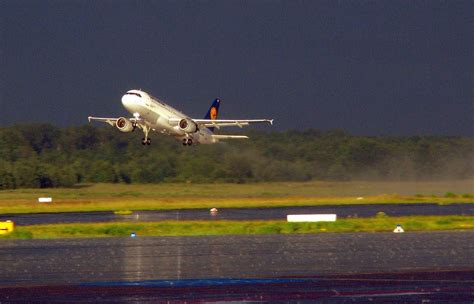 Lufthansa Airbus A320 Takeoff Cgn 07072 Der Sonne Ent Flickr