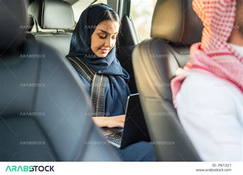 صورة مقربة لرجل عربي خليجي سعودي يقوم بقيادة السيارة، خدمة توصيل الركاب، سيدة اعمال عربية خليجية