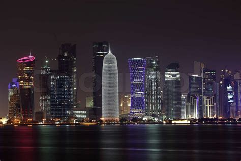 Doha Skyline Bei Nacht Qatar Stock Bild Colourbox