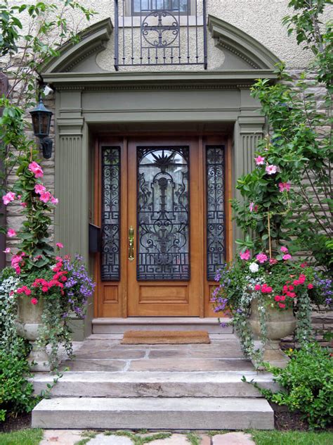 Opt for flowers of a single color for maximum impact. 59 Front Door Flower and Plant Ideas