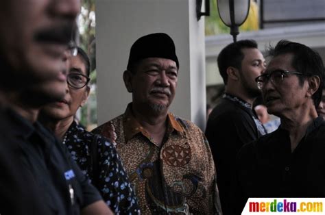 Pendiri demokrat sebut klb akan digelar awal maret 2021. Foto : Isak tangis kerabat warnai pemakaman Sys Ns| merdeka.com