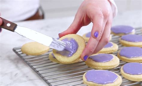 In a bowl beat the sifted confectioners sugar with milk until smooth. Icing for Cookies that Hardens Recipe You Will Like the ...