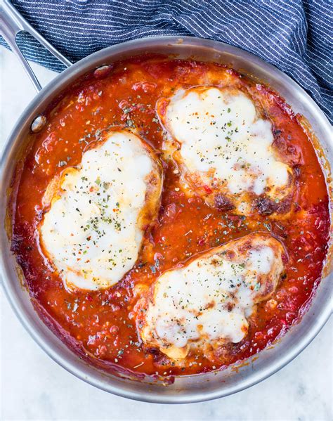 Only 4 ingredients + seasonings, 10 minutes of prep, and 30 minutes of baking time. MOZZARELLA CHICKEN | The flavours of kitchen