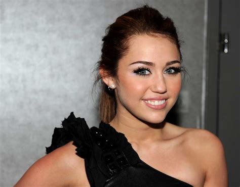 Miley Cyrus Aparece Roqueira E Sensual Na Capa De Novo Cd Vírgula