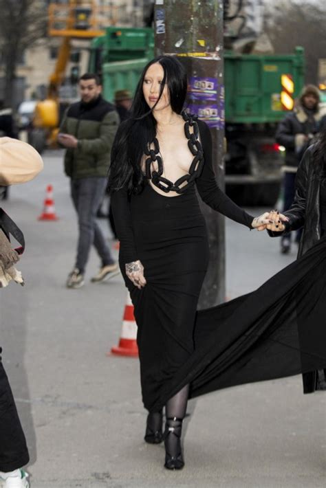 Miley Cyrus Sister Noah Cyrus Dons Very Revealing Chain Outfit In Paris Metro News