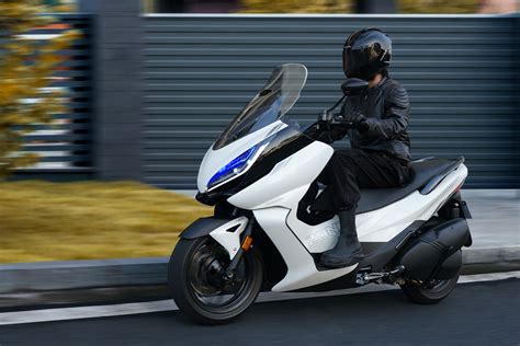 Zontes Zt 500 Chinas Latest Maxi Scooter Rivaling Yamaha Tmax With