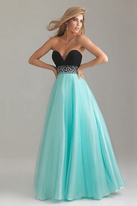 Dai un'occhiata ai nuovi vestiti lunghi e corti da donna della nuova collezione di bershka. Vestiti lunghi per 18 anni