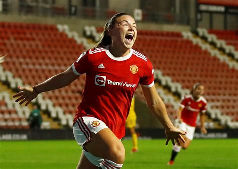 manchester united kick off women s super league with win over reading reuters