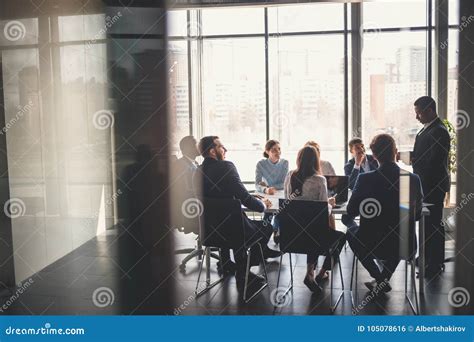 Hombres De Negocios Que Trabajan En La Sala De Conferencias Foto De