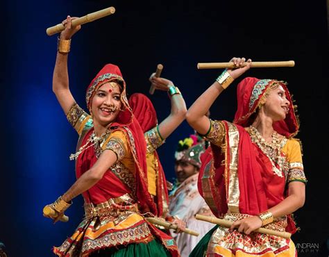 Dandiya Folk Dance History Costume Steps Origin Raas