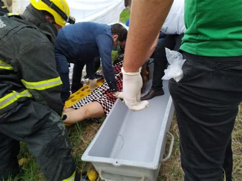 Imagens mostram momento que Marília Mendonça é retirada morta de dentro do avião em Minas Gerais