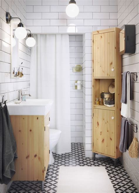 Besøk et varehus eller våre nettsider. A small white bathroom with wash-basin cabinet and corner ...
