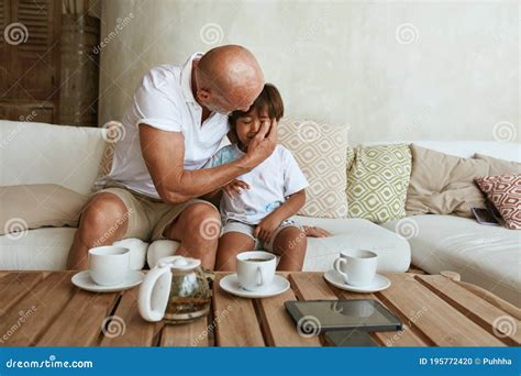 Padre E Hijo Llorando Papá Abrazando Y Reconfortando Al Niñito En Casa