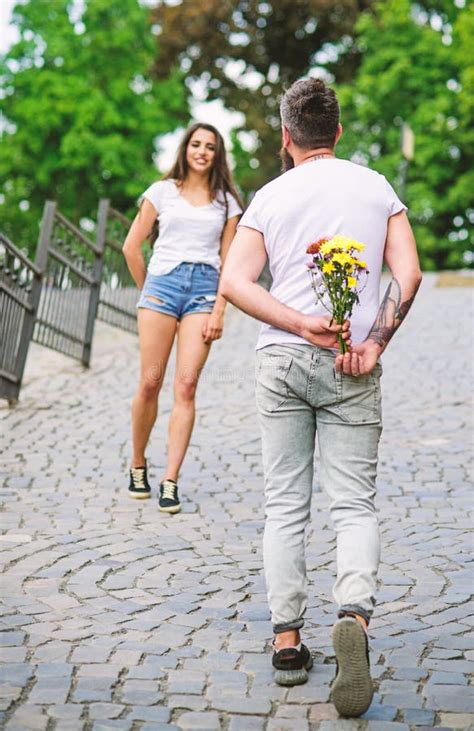 Guy Prepared Surprise Bouquet For Girlfriend Gentlemans Manners Man