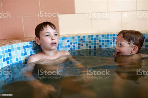 Zwei Jungen Ruht Im Whirlpool Stockfoto Und Mehr Bilder Von Badewanne