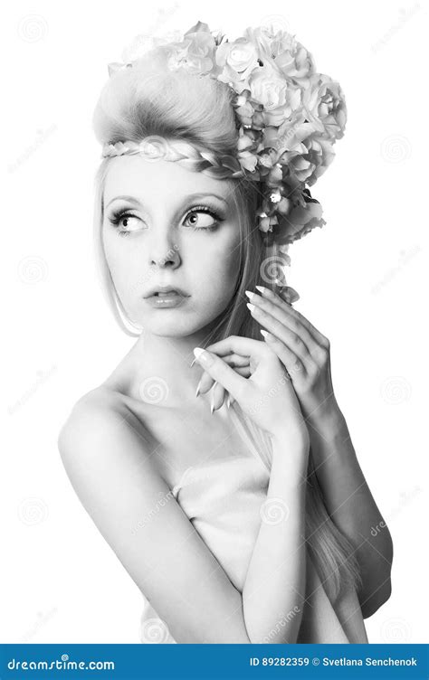 retrato preto e branco de uma menina bonita nova imagem de stock imagem de povos isolado