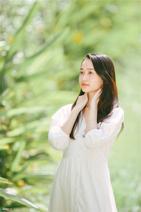 Hành động thân thiết quá mức của cô tiểu thư chảnh chọe anna đối với tuấn anh ngăn cách tình cảm của trúc anh và tuấn anh Nhan sắc đời thường của Trúc Anh 'Mắt biếc'