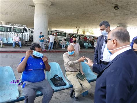 محافظ القاهرة يتابع التزام المواطنين بالكمامة في موقف عبد المنعم رياض