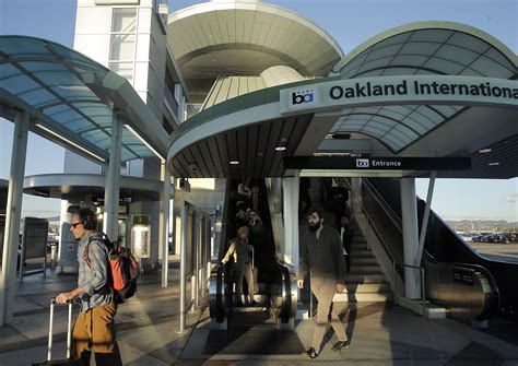 Oakland Airport Security Officer Charged With Smuggling