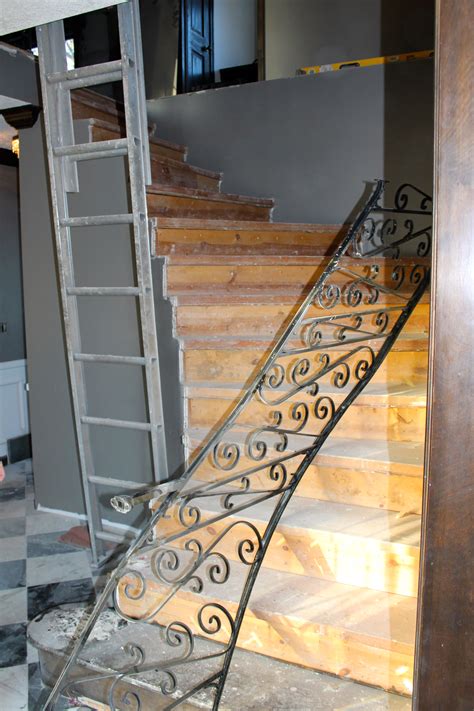 We show you how or use our handrail manufacturing service | wood designer. Remodelaholic | Curved Staircase Remodel with New Handrail