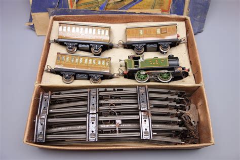 Hornby 0 Gauge Clockwork Passenger Train Set Containing Lner Class