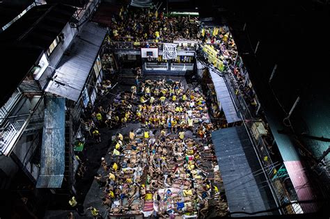 Philippines Photos Of Prisoners Packed Together At Overcrowded Quezon
