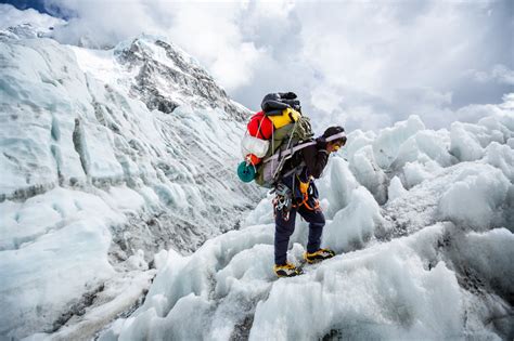 Mount everest is the highest mountain on earth. What Makes These Porters So Strong That They Can Carry ...