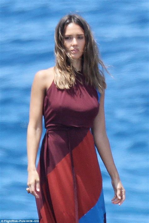 Jessica Alba Flaunts Her Figure During Swimsuit Photoshoot In Hawaii Daily Mail Online
