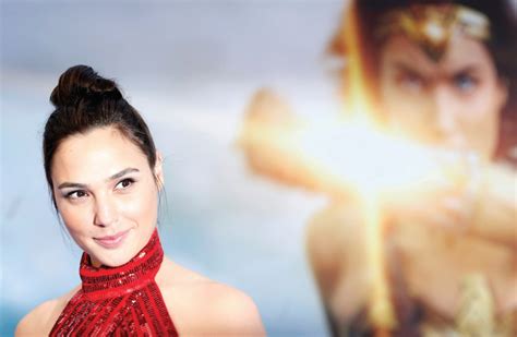 Wonder Woman Star Gal Gadot Will Host Saturday Night Live October