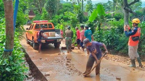 Warga Dan Petugas Gabungan Kerja Bakti Jalan Desa Banaran Ponorogo