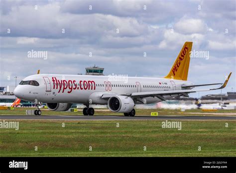 Pegasus Airlines Airbus A321 251nx At Manchester Airport Stock Photo