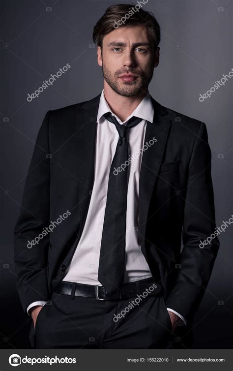 Junger stilvoller Mann im Anzug - Stockfotografie ...