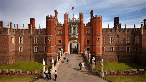 Hampton Court Palace A Palace Of Two Halves British Guild Of
