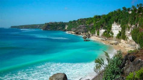 Kamu juga bisa menyaksikan keelokan sunset di wisata ini. Pantai Sawarna Sukabumi - tukangpantai