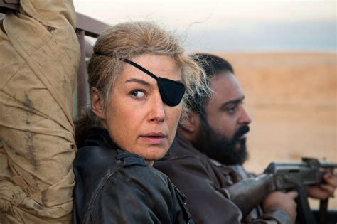 How Rosamund Pike Captured The Fearlessness Of Marie Colvin The War Correspondent Killed In