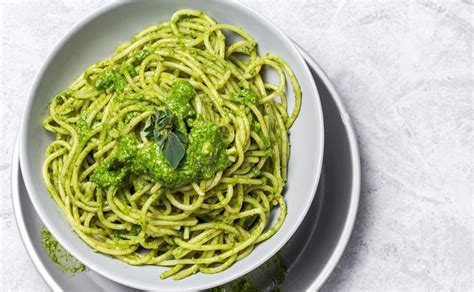 Espagueti verde prepara la receta original sencilla y económica